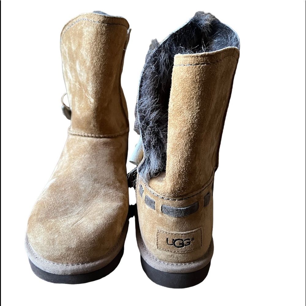 UGG boots Size 9,  used them ones look’s  like new. very warm, light brown